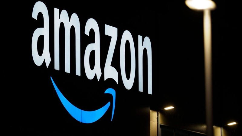 Das Logo von Amazon an einem Logistikzentrum: Die EU-Kommission hat nach jahrelangem Streit Zugeständnisse des weltweit größten Online-Händlers akzeptiert.