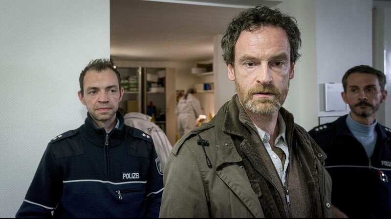 Kommissar Peter Faber (Jörg Hartmann, M) kommt zum Tatort in einem Ruheraum in der Notfallambulanz der Klinik - eine Szene aus dem "Tatort: Inferno".