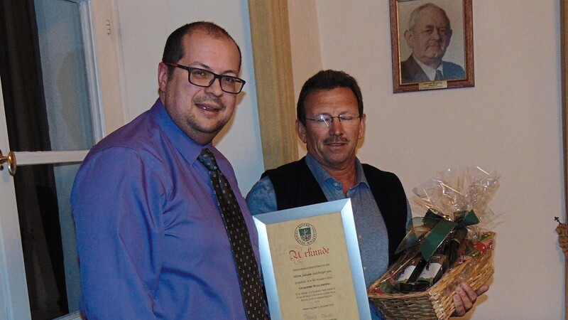 Mit einer Dankesurkunde und einem Geschenkkorb wurde Ex-Gemeinderat Johann Salzberger jun. für seine elfjährige Tätigkeit im Gemeinderat von Bürgermeister Thomas Brunner geehrt.