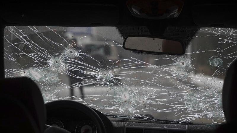 Einschusslöcher in der Windschutzscheibe eines Autos in Almaty. Kasachstan erlebte in dieser Woche die schlimmsten Straßenproteste seit seiner Unabhängigkeit von der Sowjetunion.