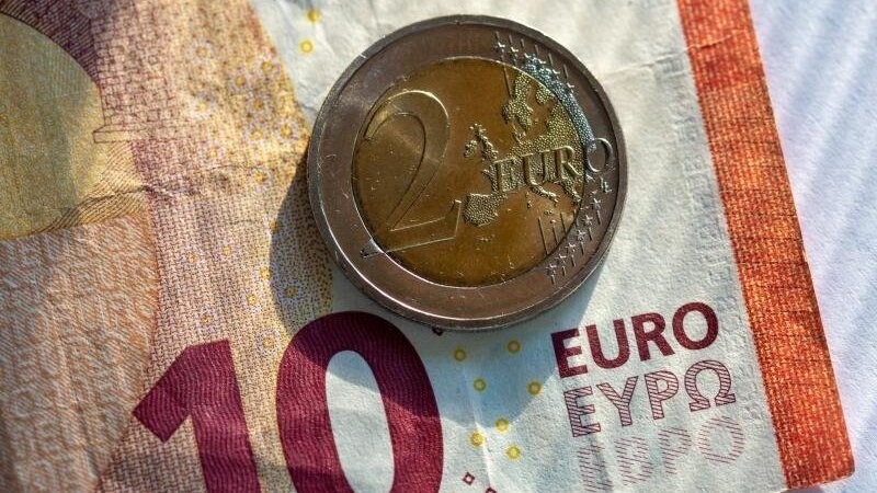 Ab 1. Oktober soll der gesetzliche Mindestlohn in Deutschland 12 Euro betragen. Das Kabinett machte am Mittwoch den Weg dafür frei. (Symbolbild)