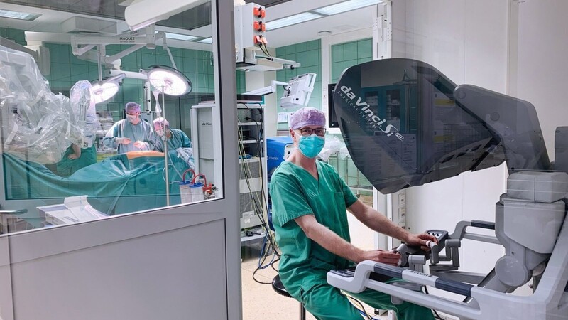 Der Roboter im OP - Chefarzt Prof. Piso und sein Team führen am Krankenhaus Barmherzige Brüder in Regensburg einen Roboter-assistierten Eingriff durch.