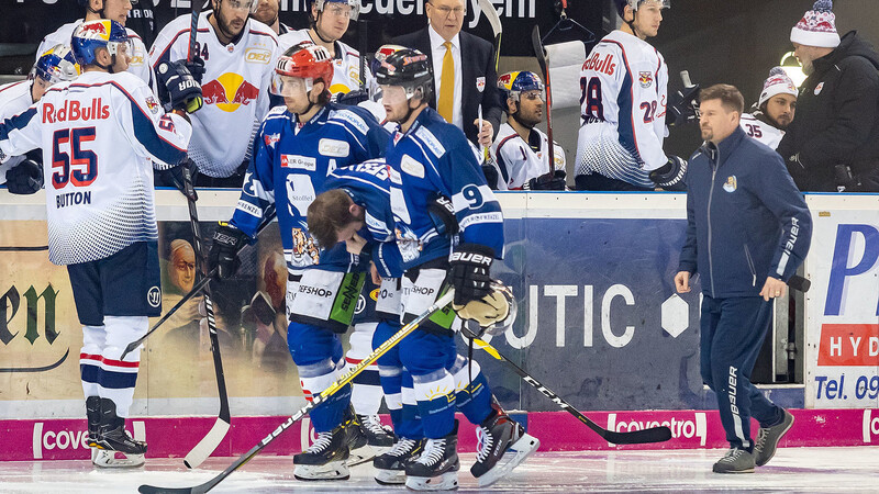 Fredrik Eriksson muss nach einem harten Check vom Eis.