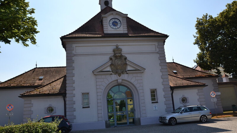 Die altehrwürdigen Tore der JVA Straubing. (Foto: Regina Hölzel)