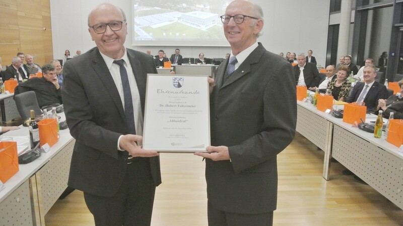 Landrat Martin Neumeyer (links) überreichte seinem Vorgänger Hubert Faltermeier die Ernennungsurkunde zum "Altlandrat".
