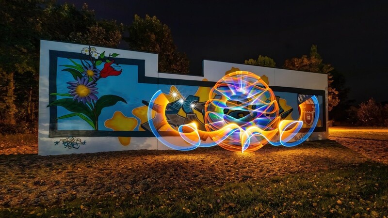 Die von den FOS-Schülern gestaltete Graffiti-Wand eignet sich bestens für die Lichterkunst.
