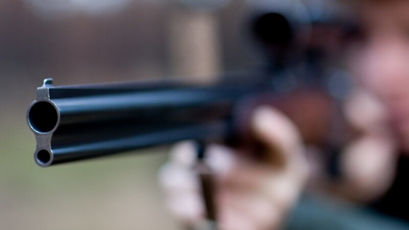 Symbolbild: Ein 61-Jähriger aus Mainburg ließ am Donnerstag sein geladenes Gewehr in seinem unversperrten Auto liegen.