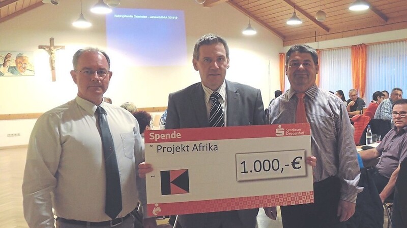 : Ein neues Partnerland (Malawi) wurde von der KF Osterhofen mit 1.000 Euro Spende unterstützt (Übergabe an Karl-Heinz Barth, stellv. Diözesanvorsitzender).