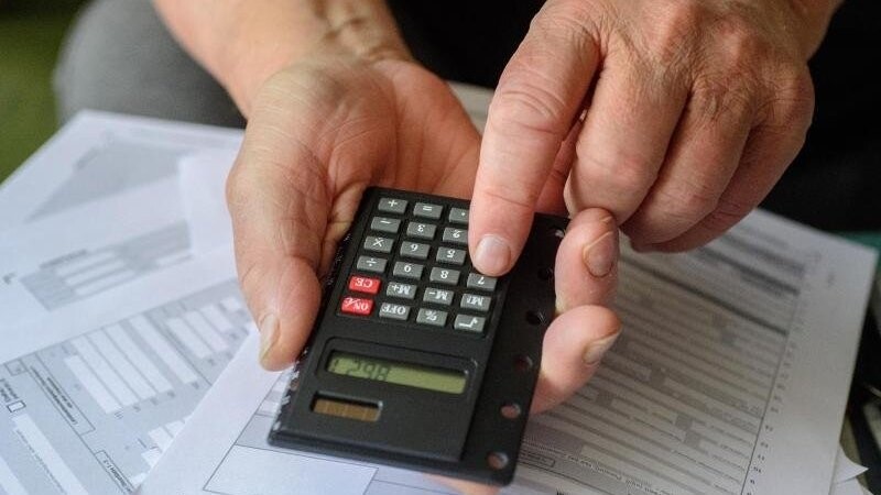 Bewaffnet mit Taschenrechner Papierstapel wälzen: So kann eine Steuererklärung aussehen - wohl mit ein Grund, warum viele Menschen die Erledigung gerne aufschieben. (Symbolbild)