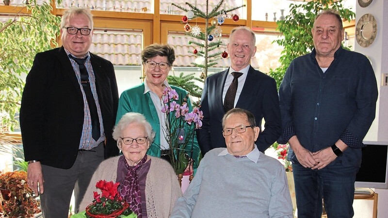 Glücklich wie am ersten Tag: Das Jubelpaar mit seinen drei Söhnen und der zweiten Bürgermeisterin Hannelore Langwieser.