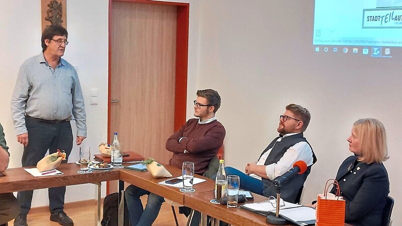 Andreas Fincke (links, hier im Gemeinderat Langenbach) war schon in einer nichtöffentlichen Sitzung des Marktgemeinderates Nandlstadt. Jetzt könnte es eine öffentliche Informationsveranstaltung zum Thema Carsharing in Nandlstadt geben.