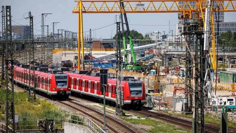 Züge der S-Bahn München fahren an der Baustelle entlang.