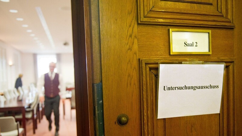 Eine Tür mit der Aufschrift "Saal 2 - Untersuchungsausschuss" im Bayerischen Landtag.
