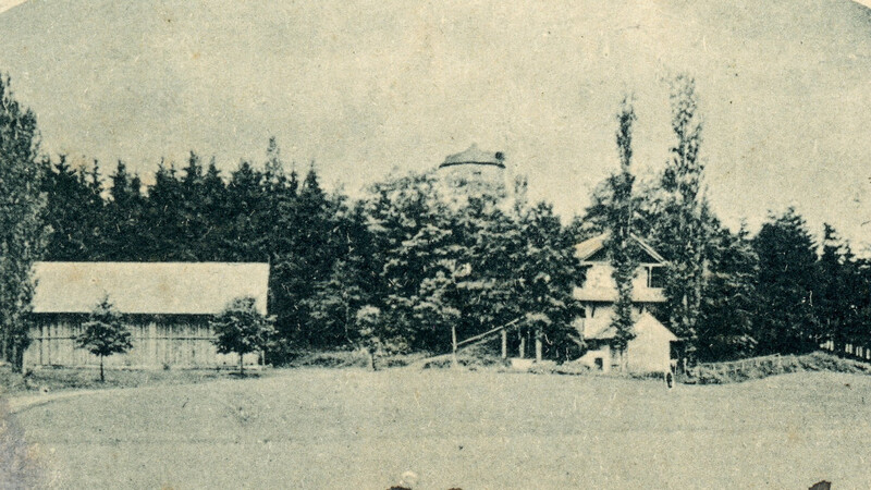 Eine Ansichtskarte von 1903: Im Hintergrund ist der Turm der Mühle zu sehen, im Vordergrund steht rechts der Sommerkeller.