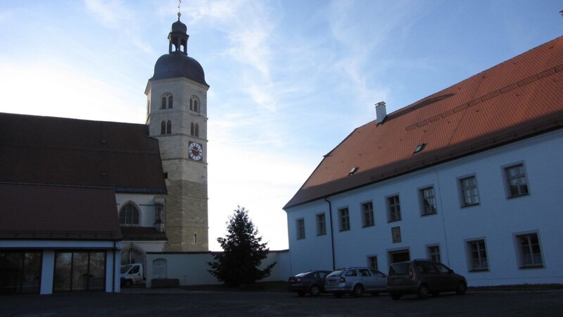 Das Klostergebäude, die Wallfahrtskirche und das neue Pfarrheim bilden auf dem Bogenberg ein Ensemble.