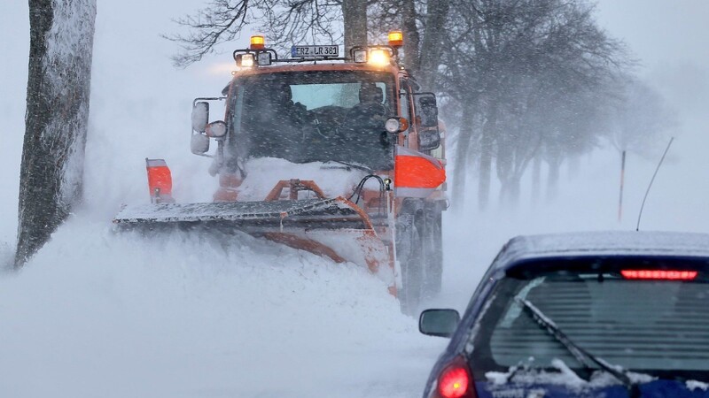Autofahrer und Fußgänger warnt der DWD, auf Glätte durch Schnee und Eis zu achten. (Symbolbild)