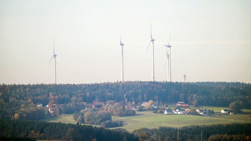 Windräder stehen im Wald nahe Trockau.
