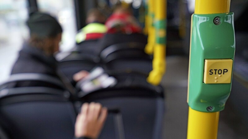 Ein Unbekannter hat am Samstag in einem Bus in Regensburg onaniert (Symbolbild).