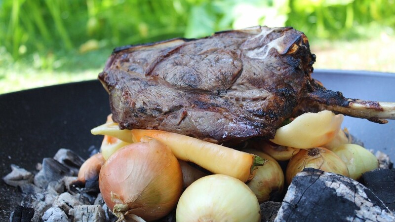 Die wenigsten werden es schon einmal erlebt haben, dass das Grillgut direkt auf die glühenden Kohlen wandert. Gut, vielleicht mal eine in Alufolie eingewickelte Kartoffel. Aber beim Caveman BBQ wandert wirklich eine dicke Scheibe Steak direkt auf die Kohlen. Und: Es verbrennt nicht!