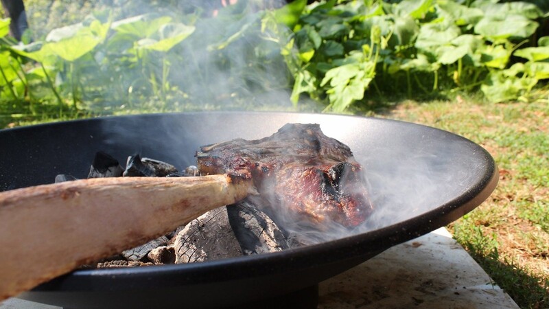 Die wenigsten werden es schon einmal erlebt haben, dass das Grillgut direkt auf die glühenden Kohlen wandert. Gut, vielleicht mal eine in Alufolie eingewickelte Kartoffel. Aber beim Caveman BBQ wandert wirklich eine dicke Scheibe Steak direkt auf die Kohlen. Und: Es verbrennt nicht!