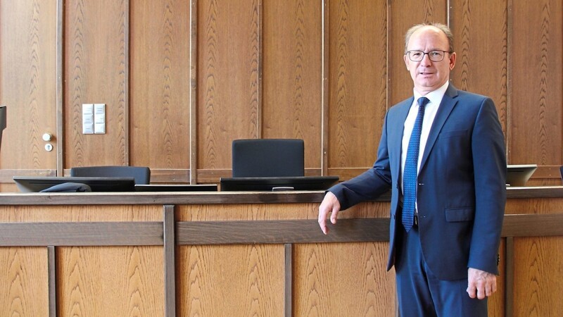 Die Säle des Chamer Amtsgerichts sind der Arbeitsplatz von Direktor Erich Vogl.