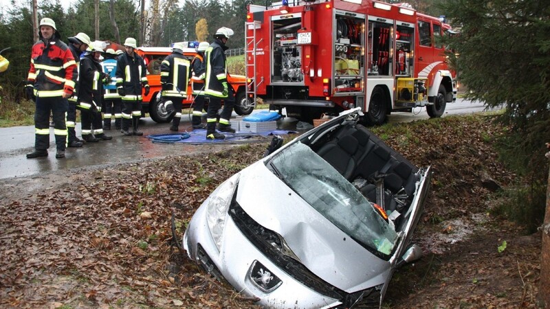 Feuerwehrmänner befreiten den Verunglückten aus dem total demolierten Peugeot.