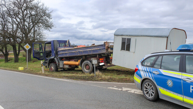 Unfalltragödie am Freitag bei Fürstenzell im Landkreis Passau. Dabei kam ein 58-jähriger Lastwagenfahrer ums Leben.
