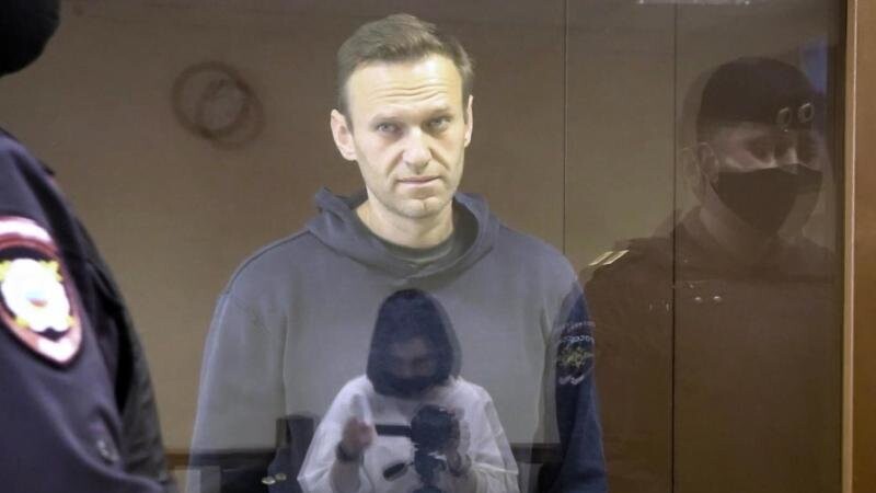 Seinen Anhängern gilt er als Lichtgestalt - der inhaftierte russische Oppositionsführer Alexej Nawalny. Hier während einer Anhörung im Bezirksgericht Babuskinsky in Moskau.
