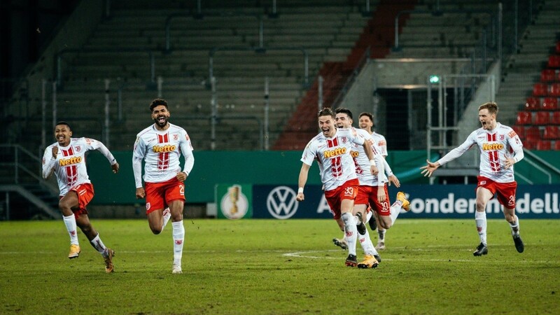 Der SSV Jahn Regensburg hat sich im Pokalkrimi gegen Köln durchgesetzt.