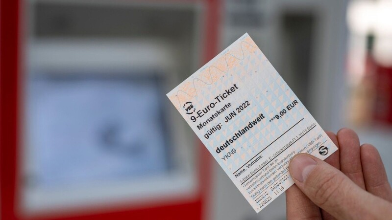 Ein 9-Euro-Ticket ist vor einem Fahrkartenautomaten zu sehen (gestelltes Foto).