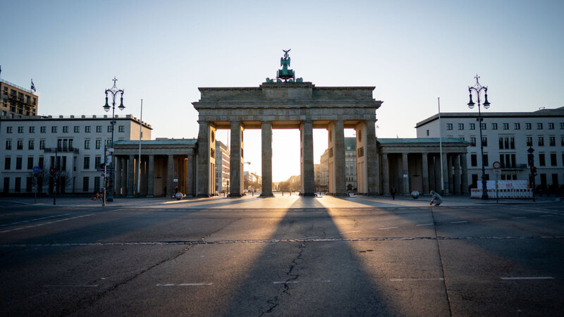Das Brandenburger Tor Ende März - menschenleer und ohne Verkehr. Um die Ausbreitung des Coronavirus zu verlangsamen, wurde das öffentliche Leben erheblich eingeschränkt.