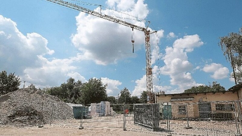 Weitere Proben statt Baubetrieb: Der Bau der Feuerwache Siedlung muss ruhen, bis ein Sanierungskonzept erstellt worden ist.