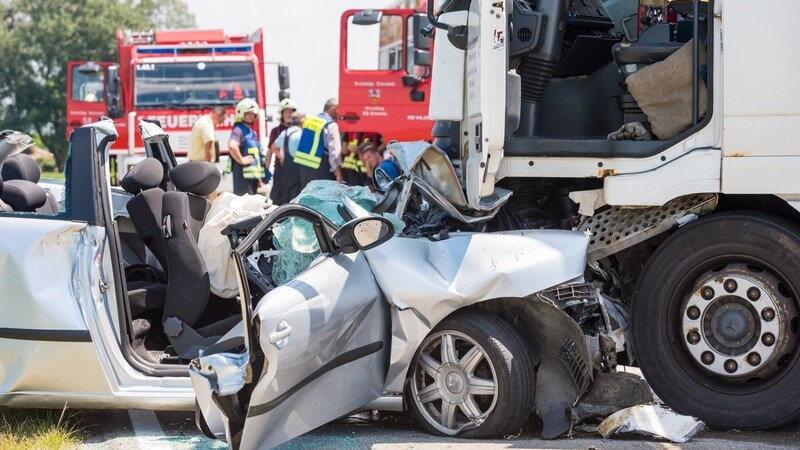 Die Rettungskräfte konnten für den 45-jährigen Autofahrer leider nichts mehr machen. Er starb noch am Unfallort. (Foto: mad)