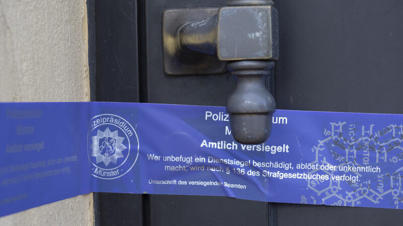 Ein Siegel des Polizeipräsidiums Münster klebt an einer Haustüre in dem Ort, einem Ortsteil der Gemeinde Schorfheide. Nach Ermittlungen zu schwerem sexuellem Missbrauch von Kindern hat die Polizei in mehreren Bundesländern Tatverdächtige festgenommen. In der brandenburgischen Gemeinde durchsuchten die Ermittler ein Haus und versiegelten es anschließend.