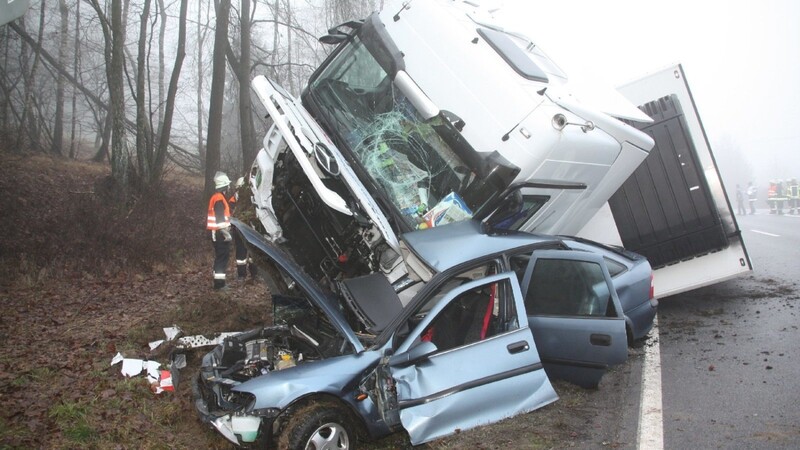 Das Führerhaus des Lastwagens lag auf dem Opel Vectra, dessen Fahrer schwerste Verletzungen davontrug.