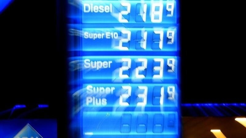 Die Preise für Diesel und Benzin an einer Tankstelle in München.