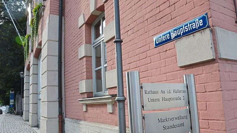 Am Rathaus in der Unteren Hauptstraße 2 fehlt das blaue Schild mit der Hausnummer.