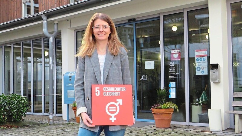Die Gleichstellungsbeauftragte Sabine Pfaller macht sich im Landkreis Regen für Frauen stark.