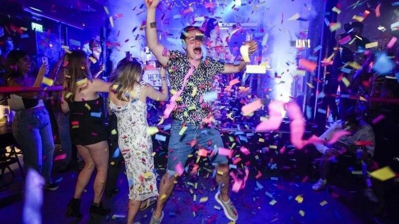 Ein sichtlich begeisterter Partygänger feiert in einem Londoner Nachtclub. Das ist zum ersten Mal seit 17 Monaten möglich, denn England hebt zu Wochenbeginn fast alle Corona-Regeln auf.