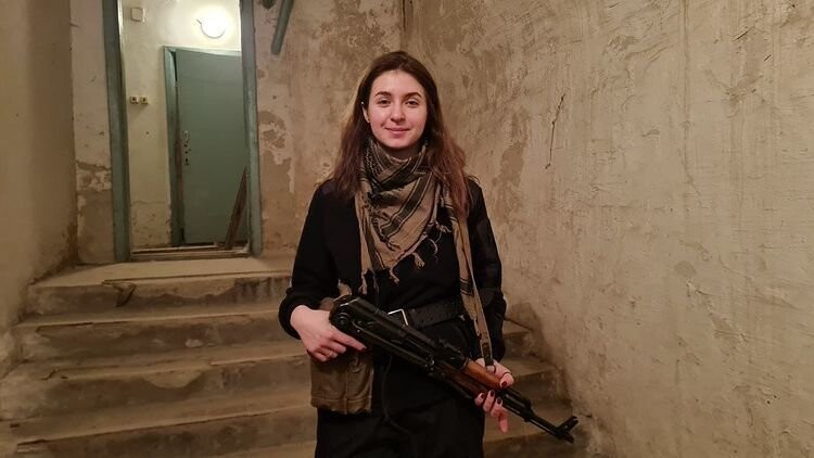Yaryna Arieva mit Waffe.
