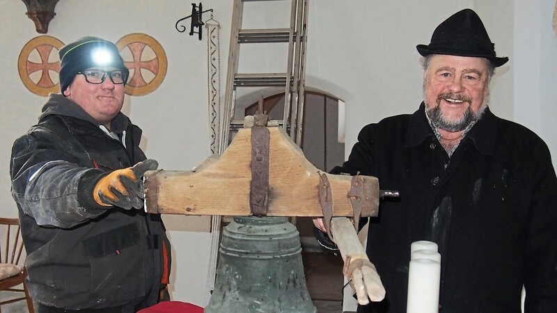 Unterstützt von Georg Erhardsberger baute der Glockenmonteur Kevin Petzold die Glocken in den beiden Nebenkirchen Fränkendorf und Pischelsdorf ab.