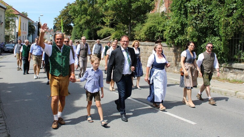 Sepp Altmann (links) mit den Ehrengästen beim dieserjährigen Volksfest-Festzug. Am Dienstag wird der Präsident des Volksfestvereins 70.