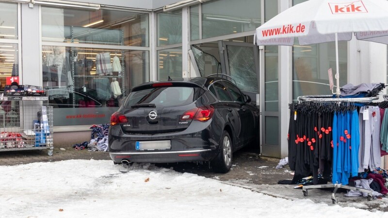 In Deggendorf ist am Dienstagmorgen ein Autofahrer in das Schaufenster eines Geschäfts gekracht.