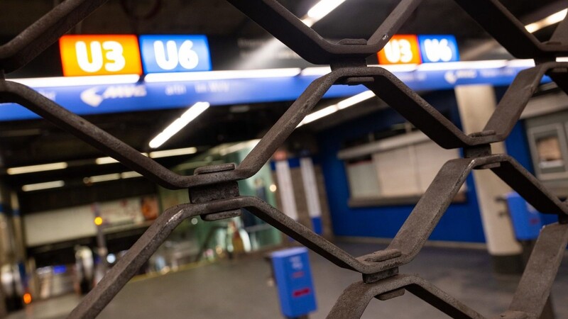 Ein Gitter versperrt während eines Streiks im Nahverkehr eine U-Bahn-Station.