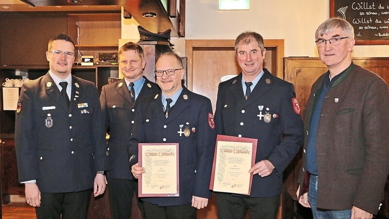 Ehrung verdienter Feuerwehrkameraden: (v. l.) Kreisbrandmeister Roman Bittrich, Kommandant Ralf Wawersig, Sepp Fischer, Christian Fischer und Bürgermeister Michael Hobmaier.