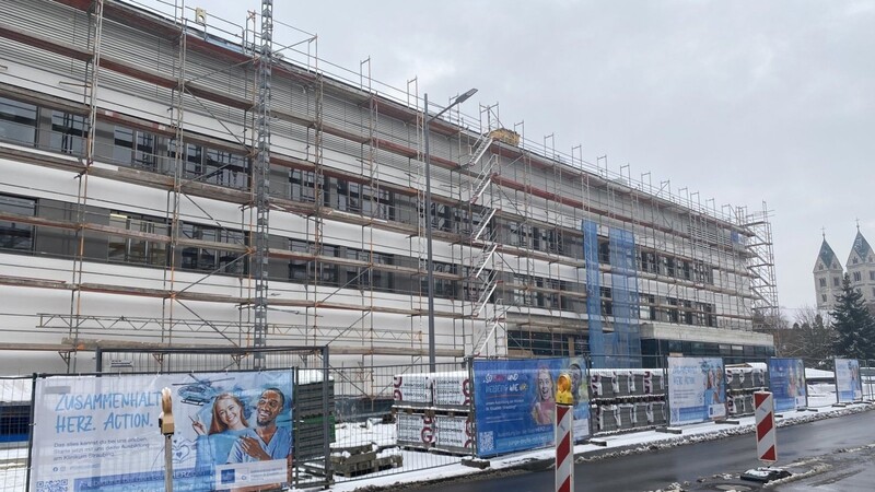 Den aktuellen Herausforderungen zum Trotz liegt der Klinikum-Neubau im Zeitplan. Anfang Mai wird er mit neuem Haupteingang an der Donau-Uferstraße und vier Abteilungen in Betrieb gehen.