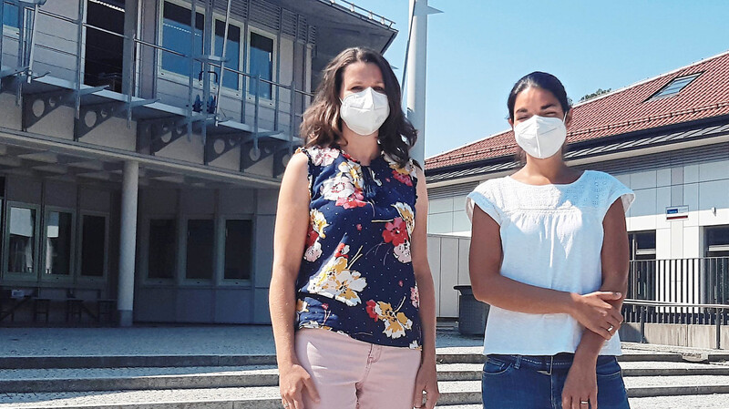 Agnes Leiner (links) und Liesa Behrens setzen sich dafür ein, dass die Grund- und Mittelschule Kronwinkl mit Luftfiltern ausgestattet wird. Zu diesem Zweck haben die beiden Mütter eine Petition gestartet.