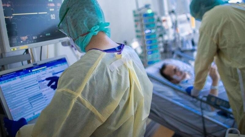 Die Personalausfälle in Kliniken nehmen bayernweit zu. In manchen Krankenhäusern müssen deswegen Operationen verschoben werden. (Symbolbild)