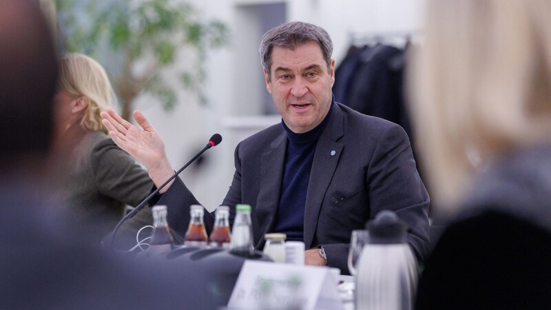 Markus Söder (M, CSU), Ministerpräsident von Bayern, eröffnet im Heimatministerium die Kabinettssitzung.
