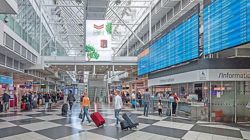Fernweh und Besuche der Verwandtschaft: In den Weihnachtsferien wird am Münchner Flughafen - hier eine Anzeigetafel im Terminal 1 - wieder Hochbetrieb herrschen.